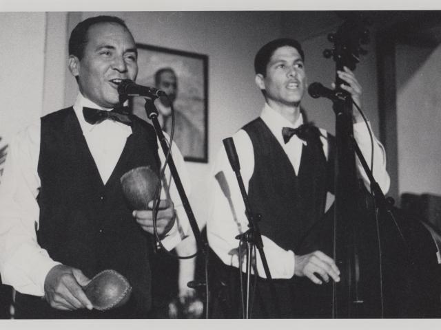 Manuel Téllez, cantante y maracas, Alexis Rojas, cantante y bajo